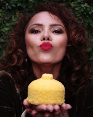 Dadá Coelho e o cuscuz: humor, histórias e identidade nordestina no palco