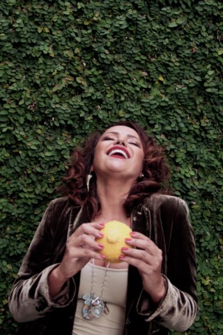 Dadá Coelho e o cuscuz: humor, histórias e identidade nordestina no palco