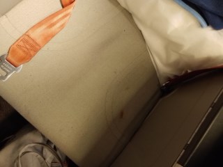 Passageiros se revoltam com sujeira em aviões da Azul e exigem melhores condições de embarque