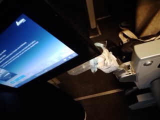 Passageiros se revoltam com sujeira em aviões da Azul e exigem melhores condições de embarque