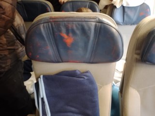 Passageiros se revoltam com sujeira em aviões da Azul e exigem melhores condições de embarque