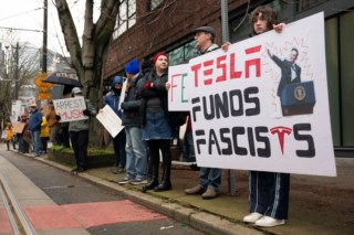 Tesla enfrenta queda de vendas na Europa em meio à polarização de Elon Musk