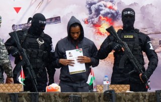 Hamas liberta cinco reféns em troca de prisioneiros palestinianos após confirmação de morte de Shiri Bibas