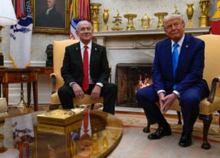 Trump impõe sanções ao TPI em resposta a mandado de captura contra Netanyahu; tensões aumentam