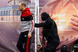 Hamas liberta cinco reféns em troca de prisioneiros palestinianos após confirmação de morte de Shiri Bibas