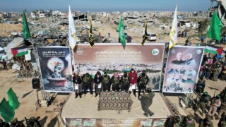 Hamas Liberta Três Reféns em Novo Acordo de Cessar-Fogo com Israel