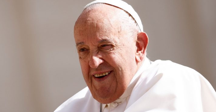 Vaticano confirma que Papa Francisco enfrenta situação clínica complexa com infecção polimicrobiana