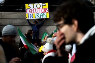 Irão registra um aumento chocante de execuções em 2024: 975 vidas perdidas sob a pena de morte