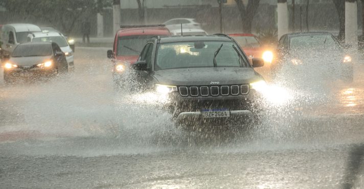 Alerta de tempestades se intensifica no Brasil enquanto calor extremo atinge o Sul