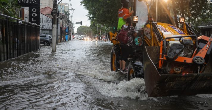 Frente fria causa chuvas intensas e tempestades em 17 Estados do Brasil até quinta-feira