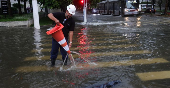 Frente fria traz alívio temporário ao calor intenso com tempestades no Sul do Brasil