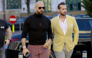 Andrew Tate e irmão deixam Romênia e seguem em jato privado para os EUA após mudança na prisão domiciliar