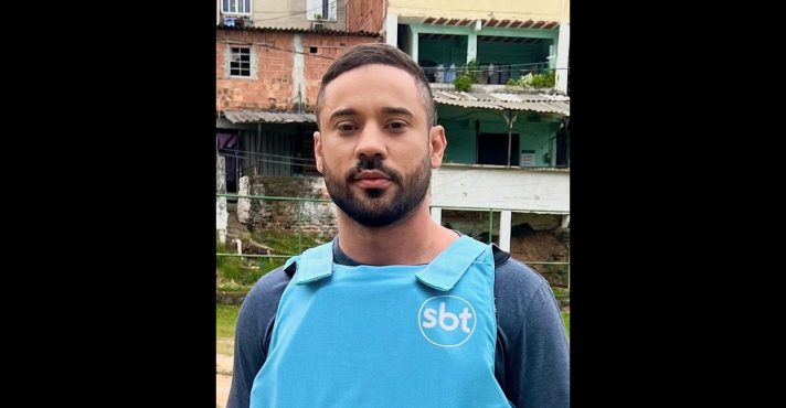 Fãs de Oruam agridem jornalista do SBT em cobertura da prisão do rapper no Rio de Janeiro