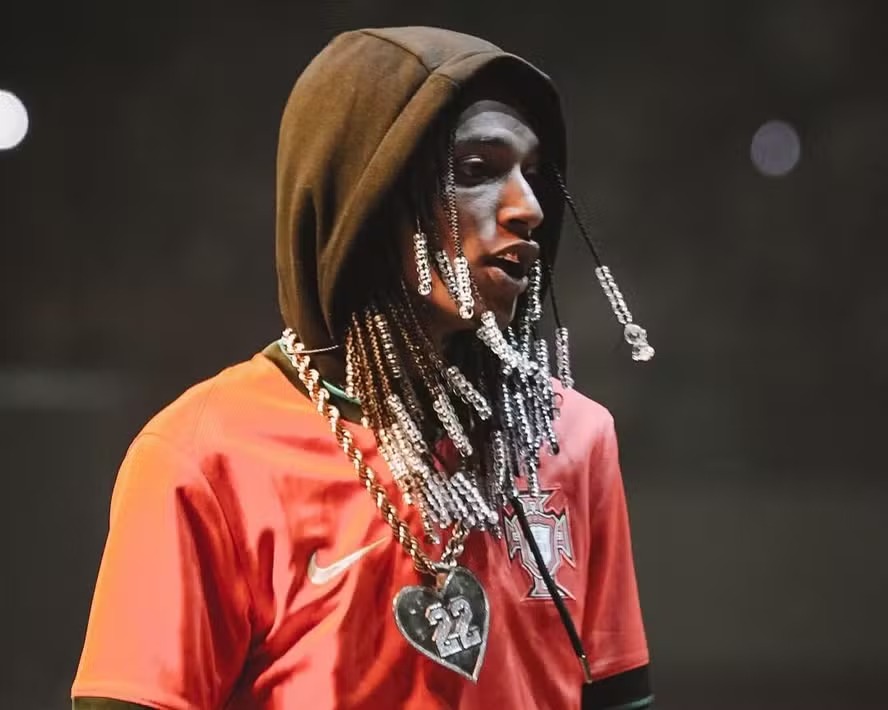 Fãs de Oruam agridem jornalista do SBT em cobertura da prisão do rapper no Rio de Janeiro