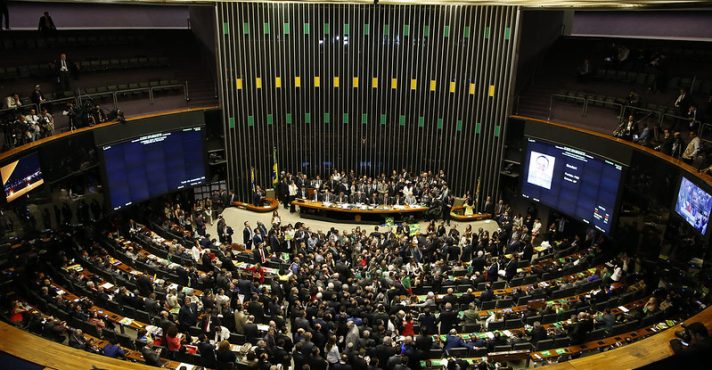 Anistia aos presos do 8/1: proposta avança na Câmara com apoio do Centrão