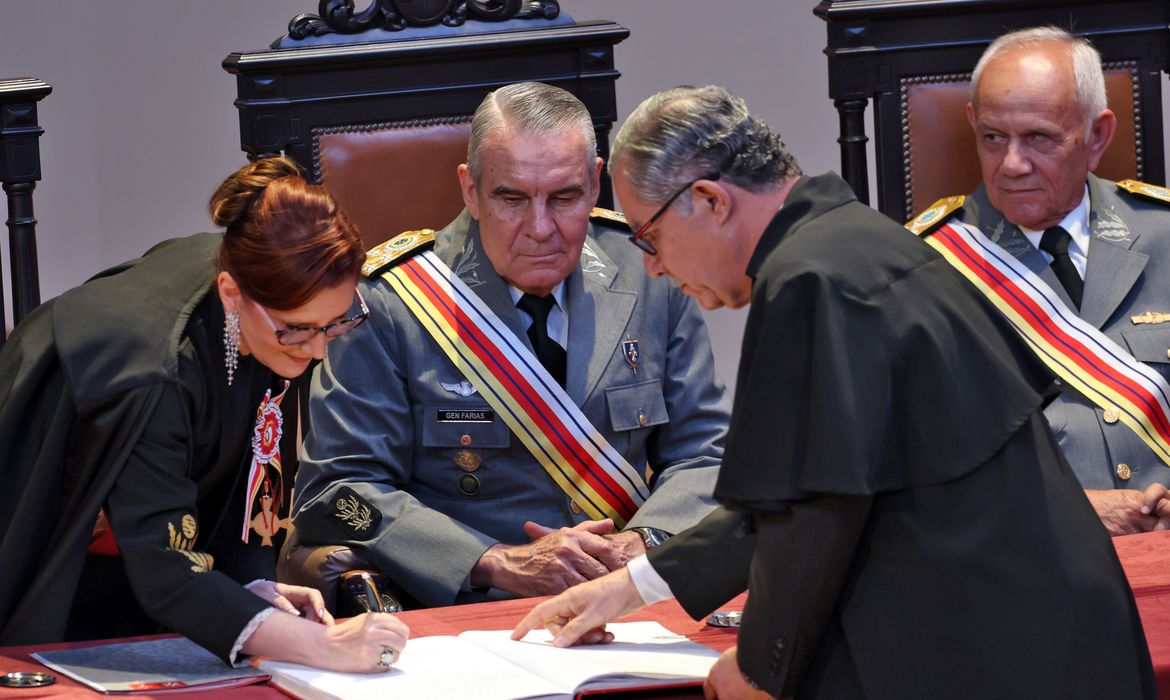 Bolsonaro pode ser julgado por crime militar, diz presidente do STM