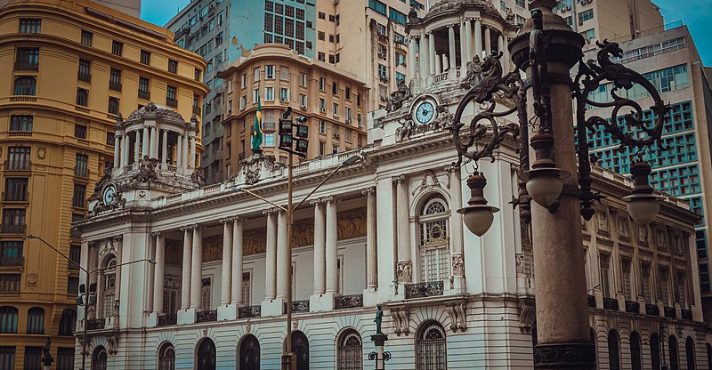 Câmara do RJ discute regulamentação do aluguel de imóveis por curta duração e suas implicações