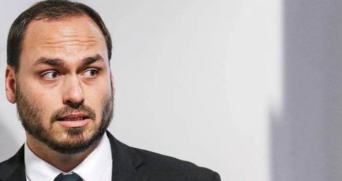 Carlos Bolsonaro Cobra Apoio da Direita em Meio a Apreensão do Passaporte de Eduardo