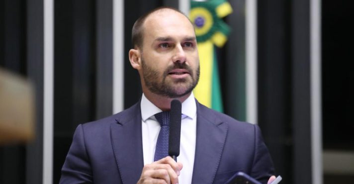 Eduardo Bolsonaro se licencia da Câmara; quem pode assumir seu cargo?