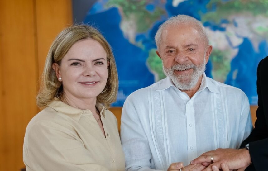 Gleisi Hoffmann assume Secretaria de Relações Institucionais e Lula destaca papel crucial na articulação governamental