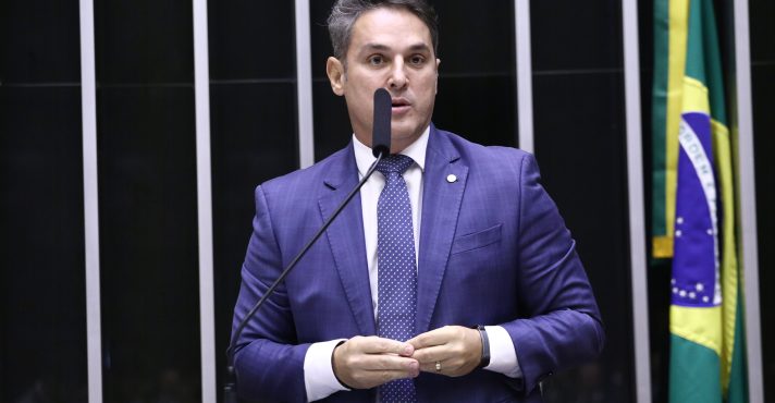 Oposição pede afastamento de secretário do MEC por suposto favorecimento à ONG internacional