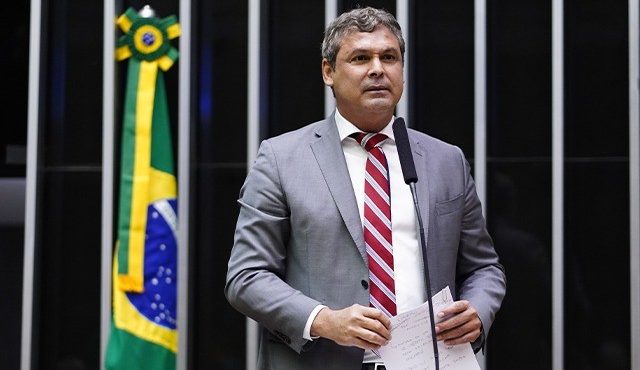 Petistas pedem ao STF obrigatoriedade de tornozeleira eletrônica a Bolsonaro