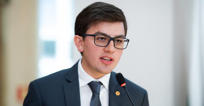 Vereador de Curitiba propõe proibição do gênero neutro na comunicação oficial.