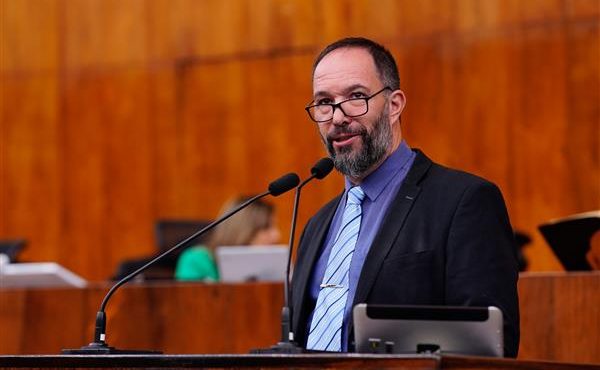 Deputado critica crescimento do PIB e diz que gastos públicos o 'anabolizaram'