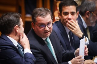 Ministro das Finanças afirma que defesa não pode comprometer excedente orçamental