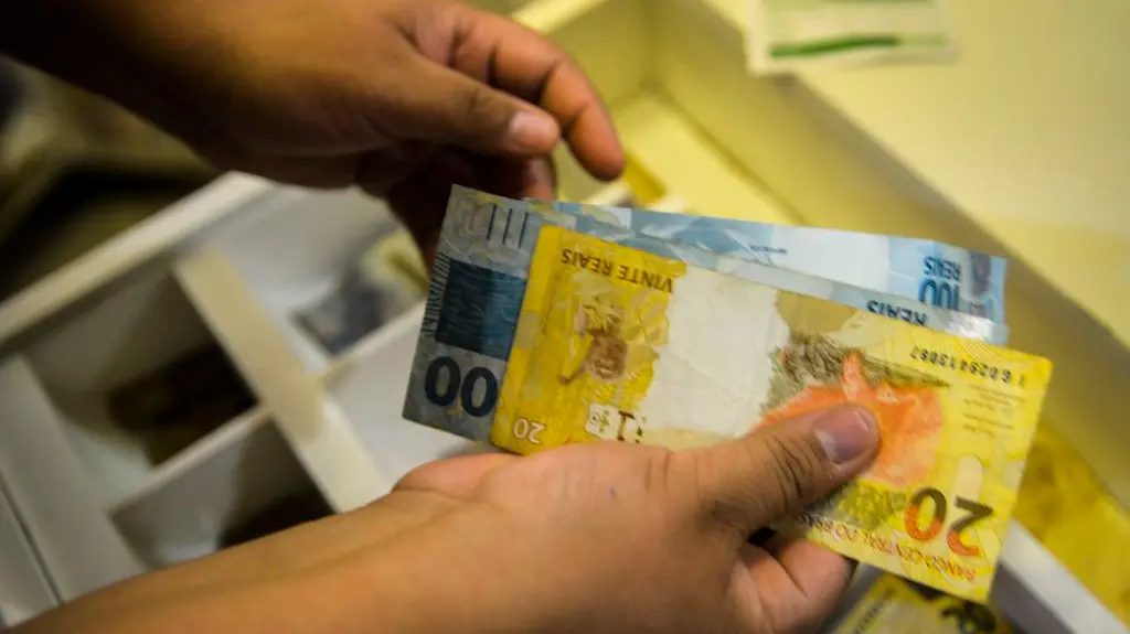 Previsão de inflação em queda para 5,65% traz impactos no PIB e dólar em 2025