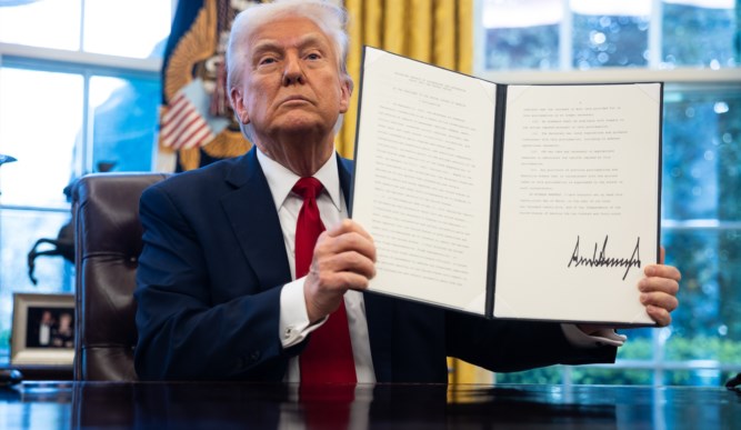 Trump impõe taxa de 25% sobre automóveis importados para proteger a indústria americana