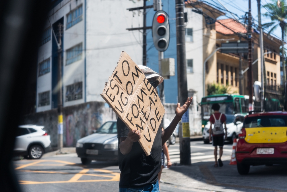 A Crise da Insegurança Alimentar no Brasil: Fome e Dependência do Bolsa Família em Debate