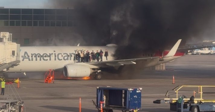 Avião da American Airlines pega fogo após pouso de emergência em Denver; todos a salvo
