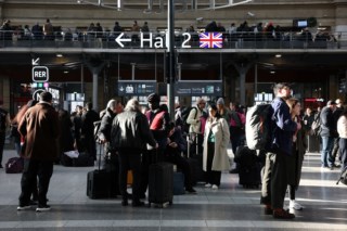 Bomba da Segunda Guerra Mundial em Paris causa caos no transporte ferroviário