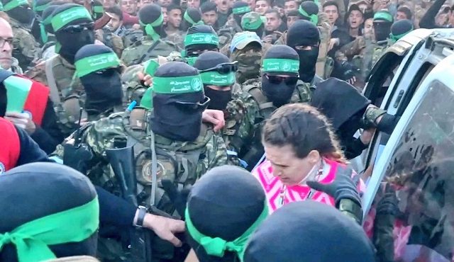 Como o Hamas Utiliza Cerimônias para Libertar Reféns: Uma Análise das Táticas de Manipulação