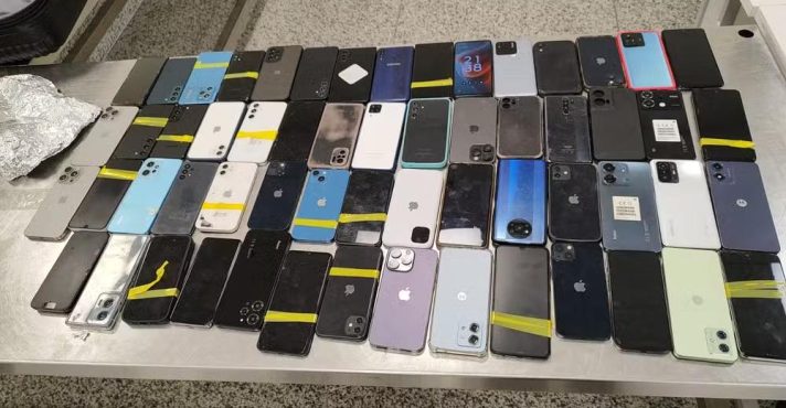 Pai e filho presos no aeroporto com 107 celulares roubados durante o Carnaval em Minas Gerais