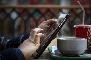 Prisão Preventiva para Jovem de 17 Anos Acusado de Pornografia Infantil em Portugal