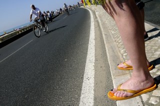 Três ciclistas atropelados em Oeiras; um deles em estado grave e condutor em fuga