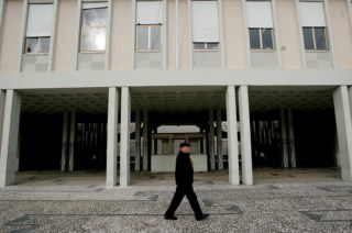 Três homens detidos e em prisão preventiva por furto qualificado em bar de Paredes