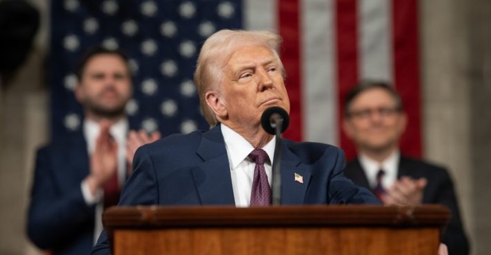 Trump solicita à Suprema Corte a permissão para deportações de venezuelanos em meio a tensões diplomáticas