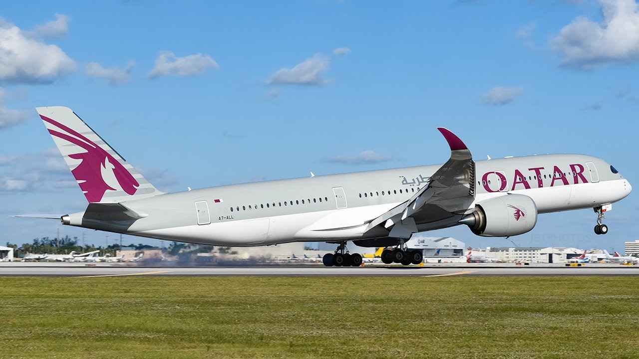 Avião da American Airlines pega fogo após pouso de emergência em Denver; todos a salvo