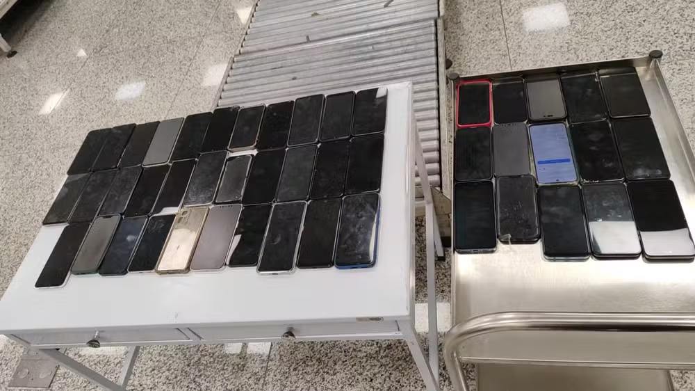 Pai e filho presos no aeroporto com 107 celulares roubados durante o Carnaval em Minas Gerais