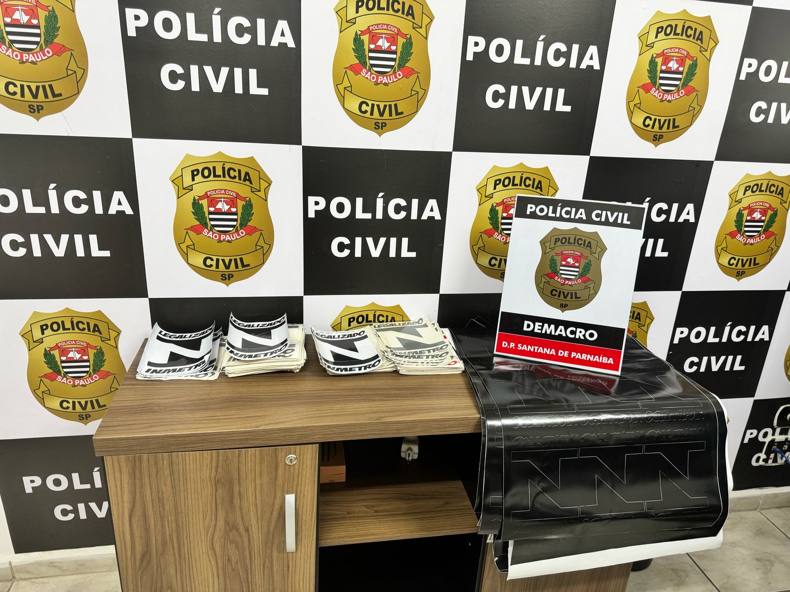 Polícia Civil desmantela gráfica clandestina que produzia selos falsos do Inmetro na Grande São Paulo