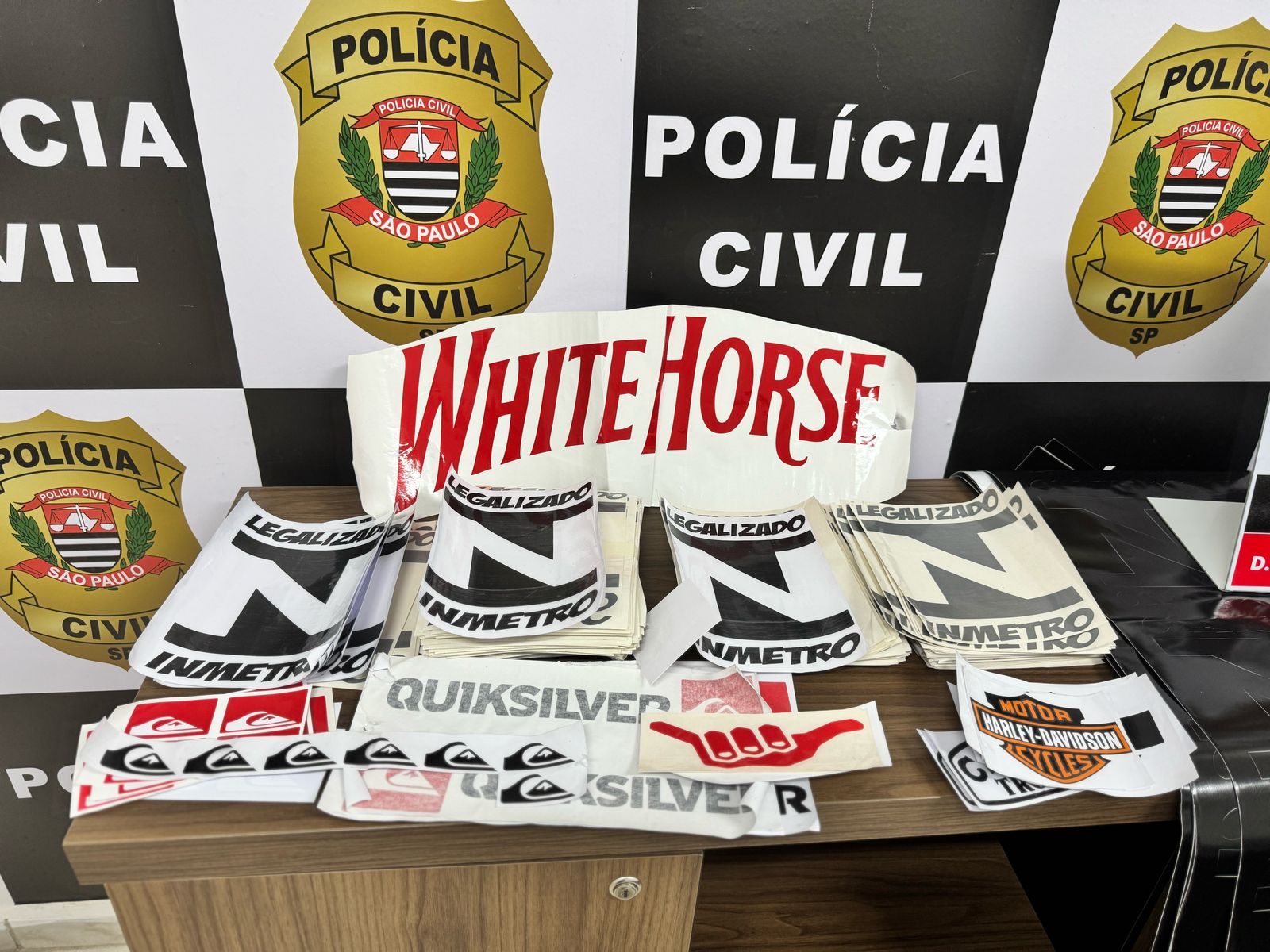 Polícia Civil desmantela gráfica clandestina que produzia selos falsos do Inmetro na Grande São Paulo