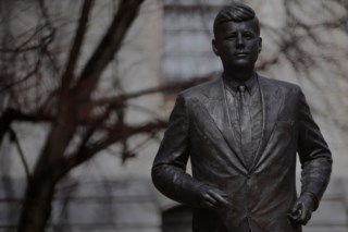 Trump divulga documentos secretos sobre o assassinato de JFK, revelando novas informações