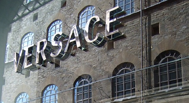 Prada e Versace: A possível fusão que pode mudar o cenário da moda de luxo