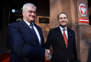 Projeto musical 'Anónimos de Abril' se torna disco e continua com shows pelo país