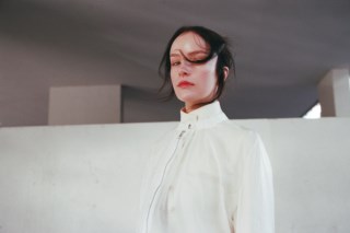 Ela Minus: A Dança Como Forma de Expiação dos Demônios Musicais