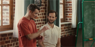 Estreias da Semana: O Drama Musical de 'Siga a Banda!' e o Thriller de Espionagem 'Black Bag' Prometem Emocionar