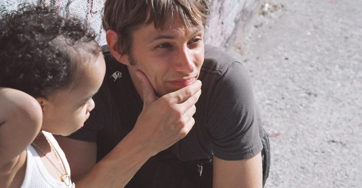 Sean Baker conquista o Oscar de Melhor Diretor em 2025 por Anora, surpreendendo a crítica